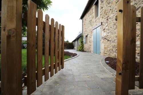 Clôture et portillon en bois lames verticale ajourée avec poteaux bois