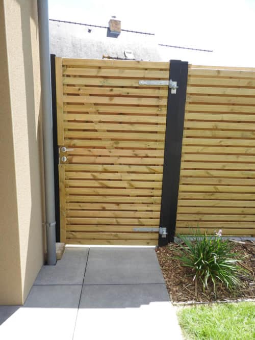 Clôture et portillon en bois lames quinconce avec poteaux aluminium