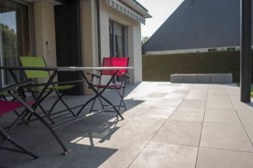 Terrasse en grès cérame pose sur plots