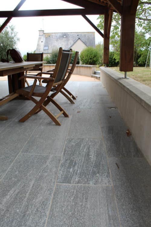 Terrasse en grès cérame pose collée