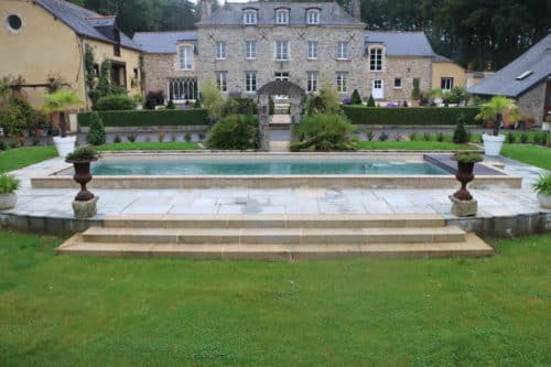 Terrasse en pierre naturelle avec piscine