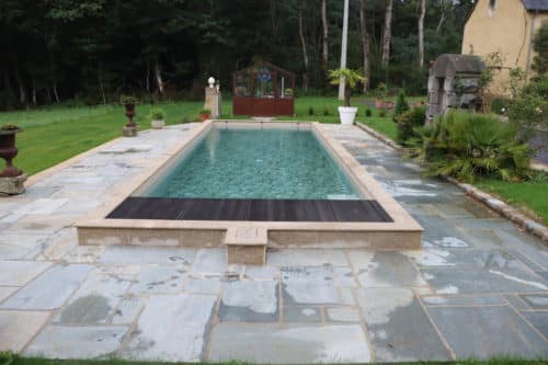 Terrasse en pierre naturelle avec piscine
