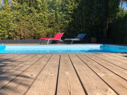 Terrasse en thermopin avec piscine