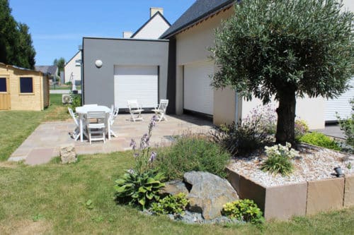 Terrasse et massif en retenue de grès metissay