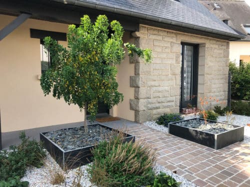 Entrée de maison avec massif minérale