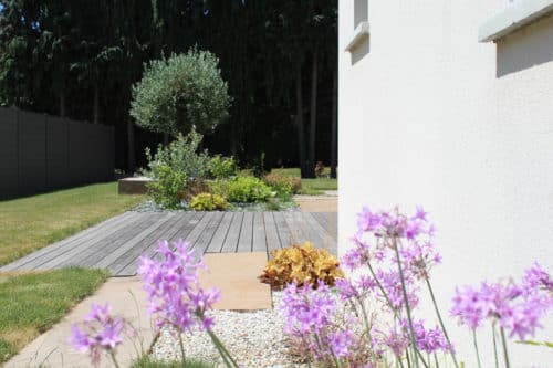 Terrasse en bois exotique avec des massifs méditerranéen