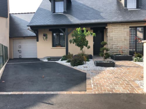 Aménagement d'entrée de garage en enrobé