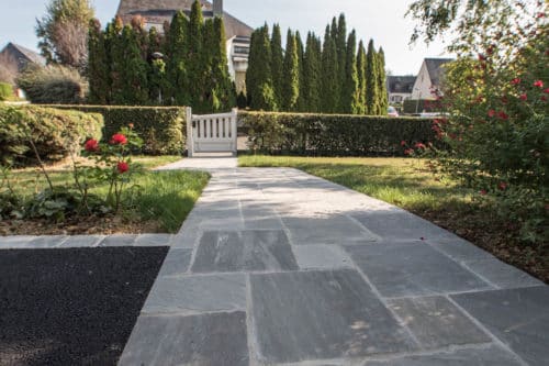 Entrée de maison en grès gris
