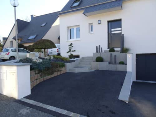 Aménagement d'entrée de maison en enrobé