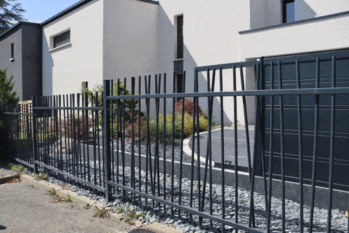 Clôture aluminium style bambous