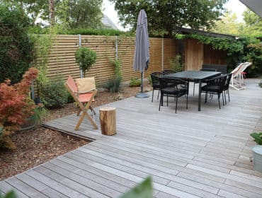 une terrasse en termofrêne posée par un paysagiste expert