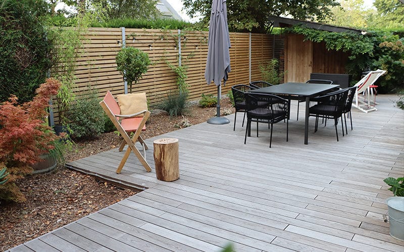 une terrasse en termofrêne posée par un paysagiste expert
