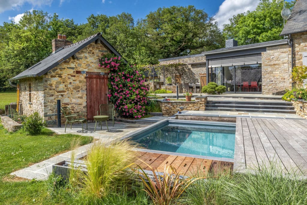 piscine miniature à Cesson-Sévigné avec terrasse en bois