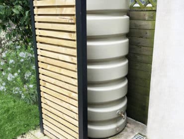 récupérateur d'eau de pluie hors-sol dans un jardin à Rennes