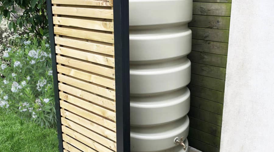 récupérateur d'eau de pluie hors-sol dans un jardin à Rennes