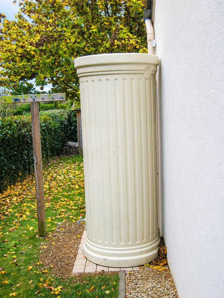 installation d’un récupérateur d'eau de gouttière pour une maison en Bretagne