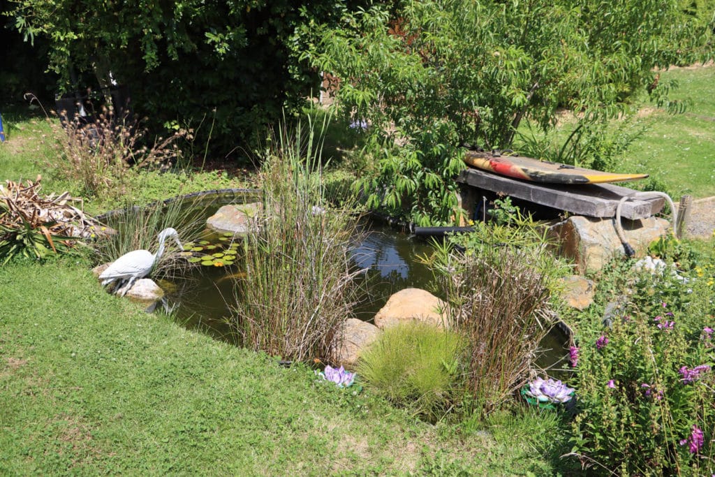 bassin préformé installé jardin contemporain Bretagne paysagiste